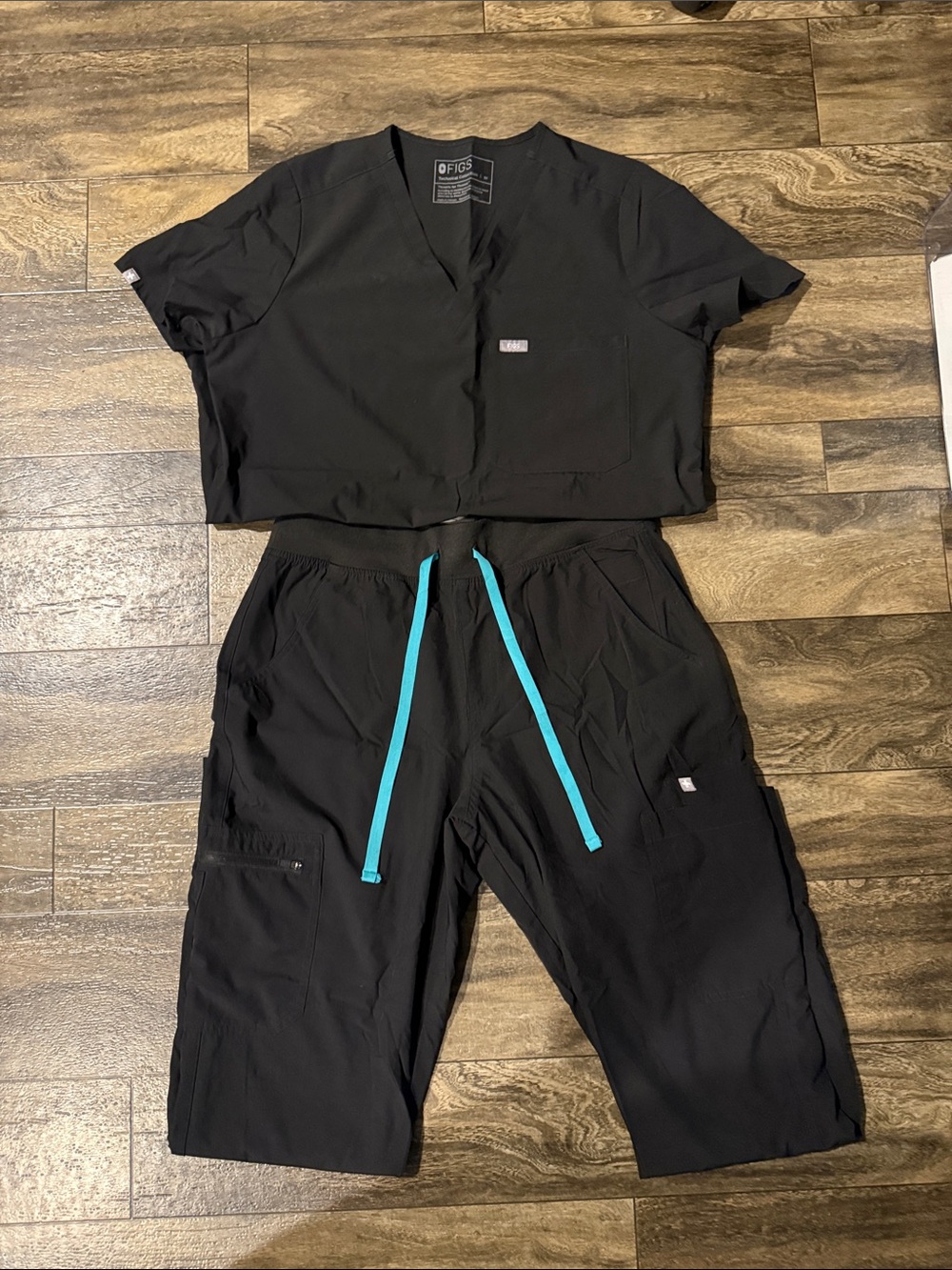 FIGS Black Scrub Set FreeX